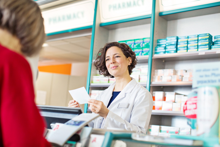 Farmacêutico atendendo