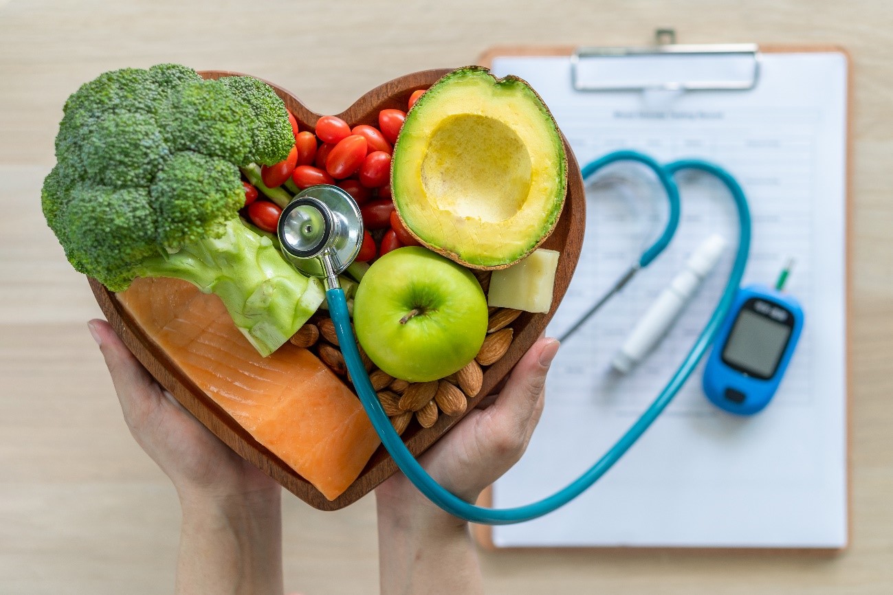 Uma dieta saudável e balanceada pode ajudar você a melhorar suas taxas de colesterol alto. Saiba quais são os alimentos amigos e inimigos do colesterol!