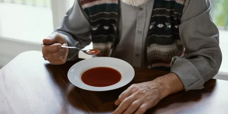 Pessoa com Alzheimer comendo