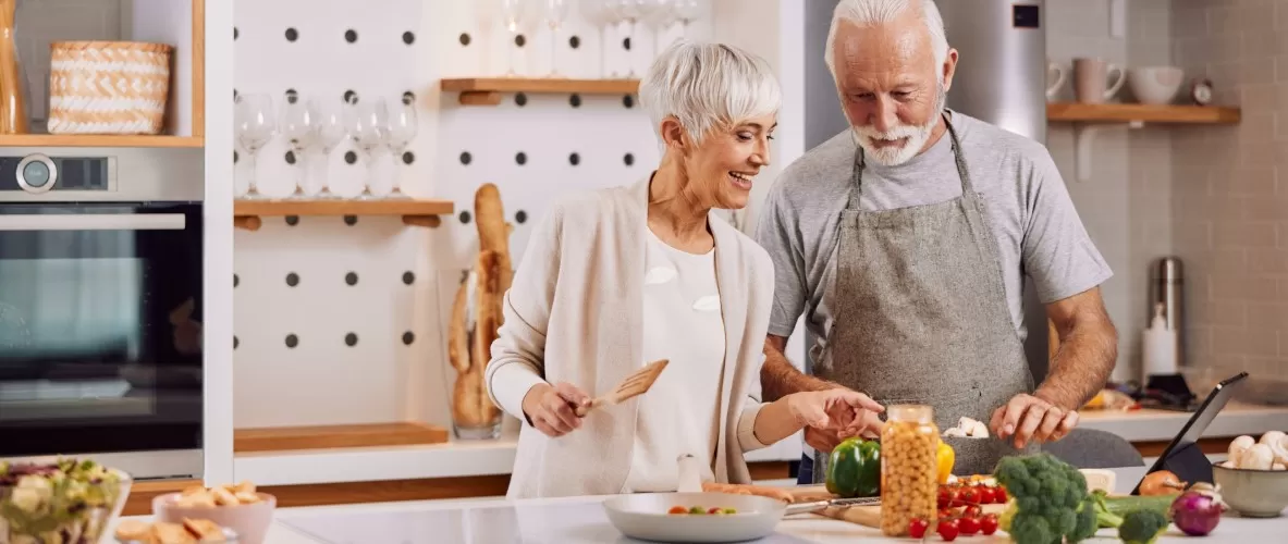 Casal de idosos cozinhando