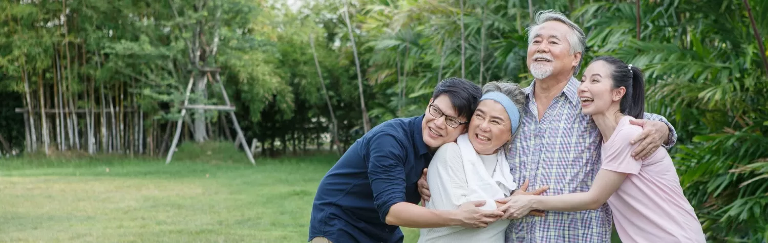 Família em um campo verde