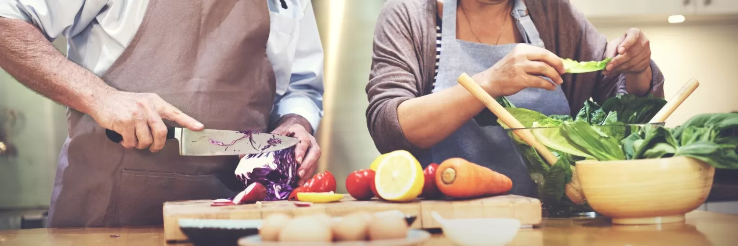 Duas pessoas cozinhando