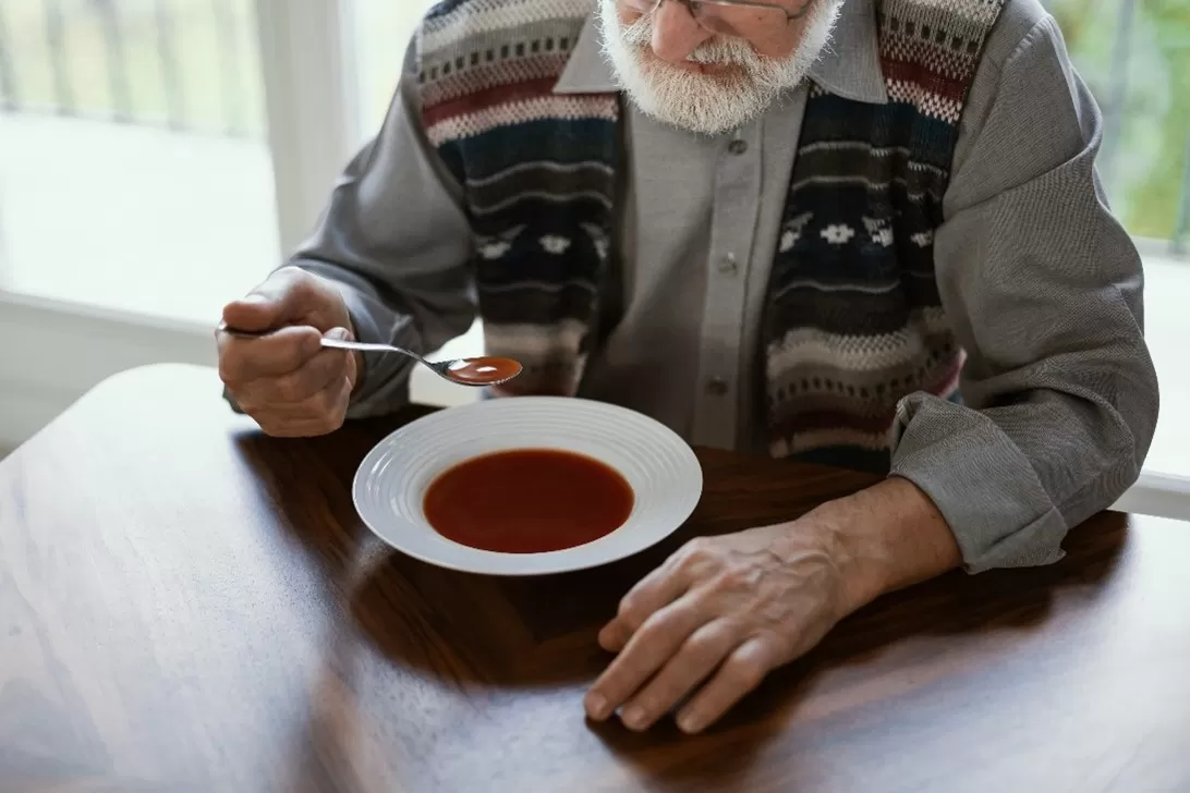 Pessoa com Alzheimer comendo